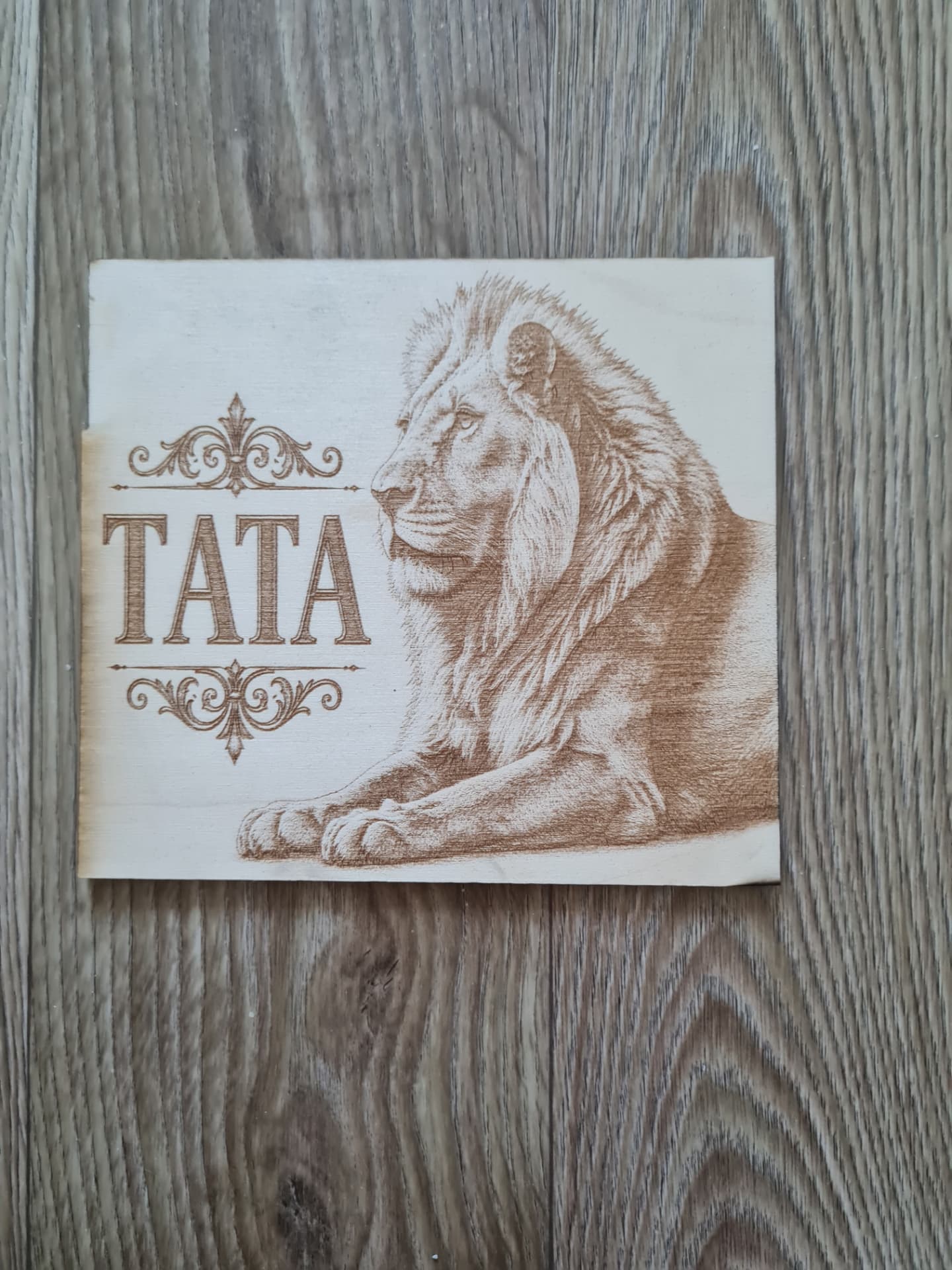 Tabla „TATA“ sa lavom